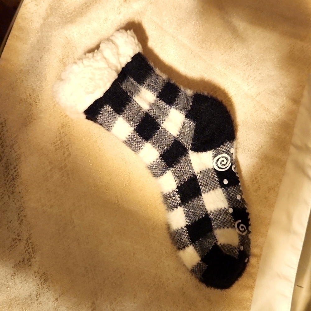 Muk Luks slip resistant socks SZ 9/10 Large